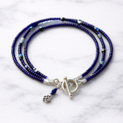 Armband met bedeltje donker blauw